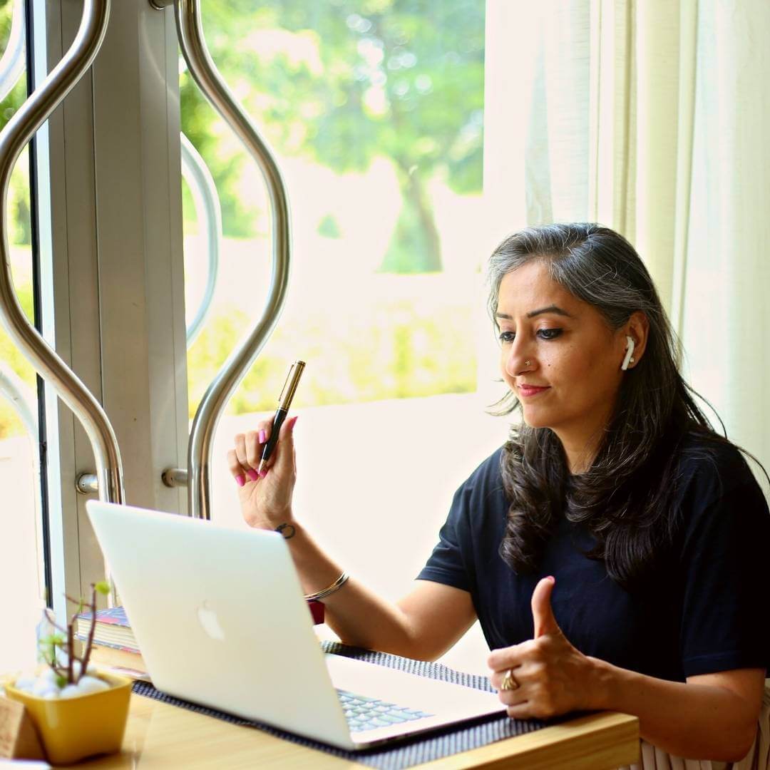 Manpreet Kaur With Her Laptop On A 1 to 1 45 Minutes FREE self-love assessment coaching call